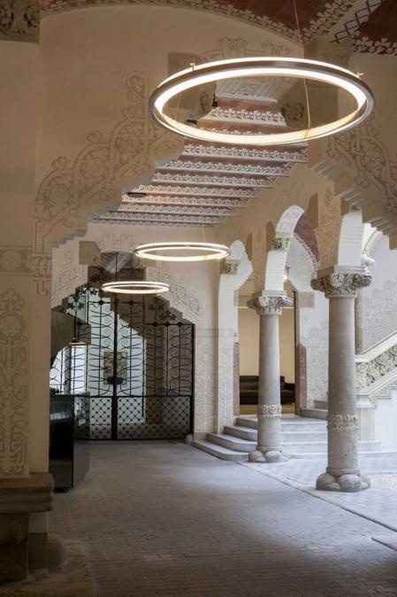 Galería de arcos modernistas con lámparas circulares