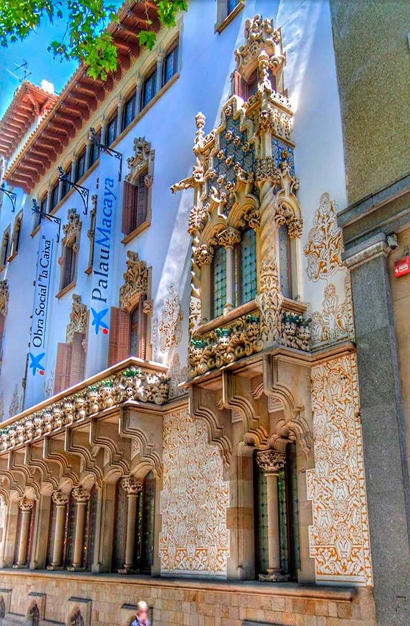 Fachada modernista del Palau Macaya en el Passeig de Sant Joan, Barcelona