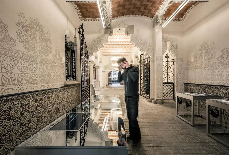 Sala interior con azulejería