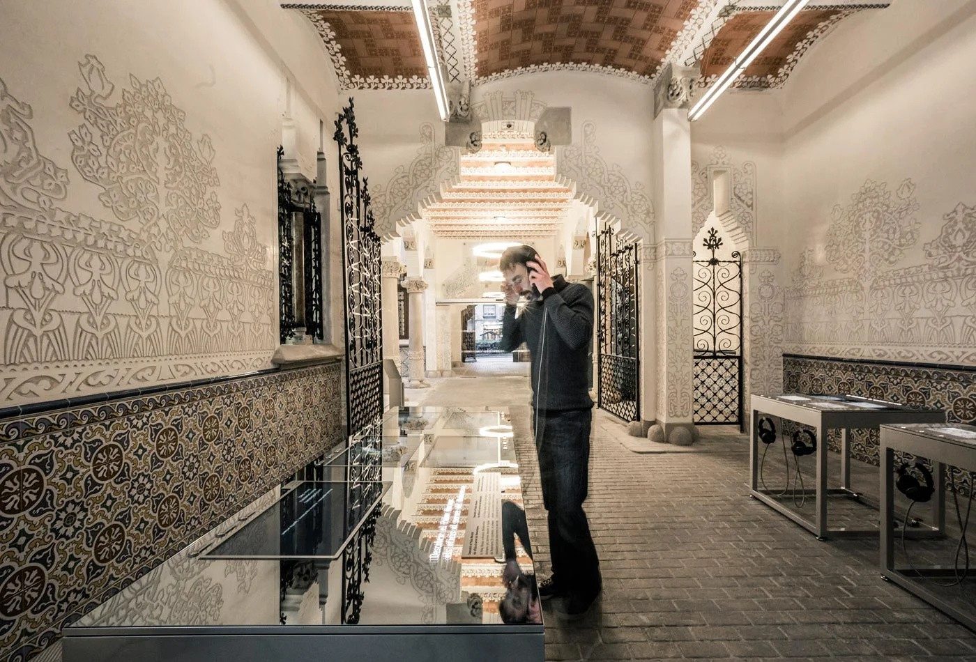 Sala interior con azulejería